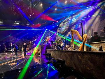 �X�e�[�W�Ńp�t�H�[�}���X�����Ă���l�B

AI �����R���e���c�͌����܂މ\��������܂��B